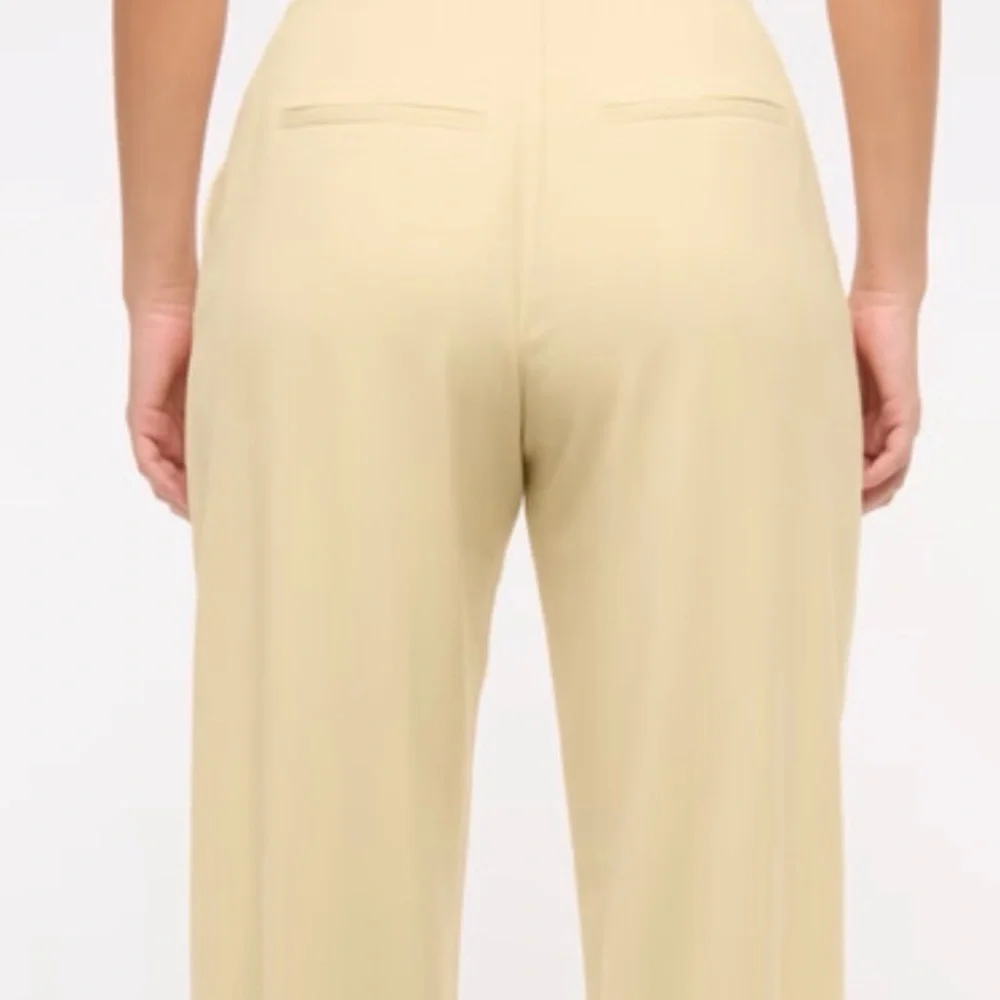 Abercrombie & Fitch Straight dress‎ pants curve love in pale yellow 27 Short